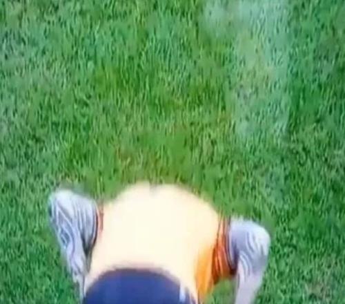 赫爾城前鋒中場時攝入過多咖啡因凝膠，下半場在球場嘔吐不止