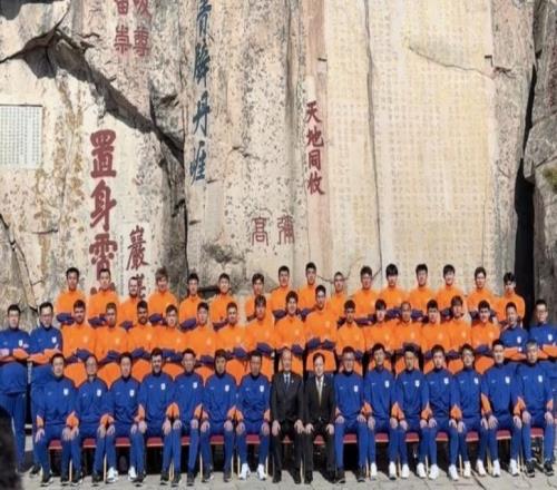中超延續(xù)傳統(tǒng)，山東泰山部分代表開展登泰山活動