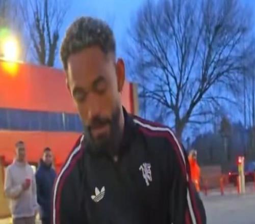 庫尼亞賽后給等候的曼聯球迷簽名，簽不過來讓兒子幫忙