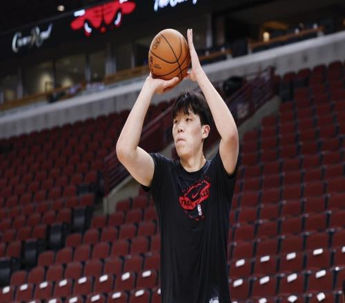 楊瀚森NBA生存艱難！戰老鷹6分鐘0分1板+遭隔扣，戰術地位為零