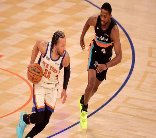 哇，文班亞馬不行了，尼克斯隊(duì)主場(chǎng)碾壓馬刺隊(duì)，終結(jié)馬刺隊(duì)11連勝