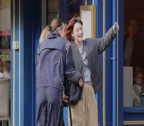 太陽報：格拉利什穿保護靴、拄拐外出，應球迷請求與其合影