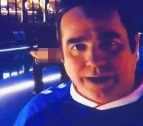 天空體育直播突發(fā)意外！球迷鏡頭前露屁股，主持人道歉中斷采訪