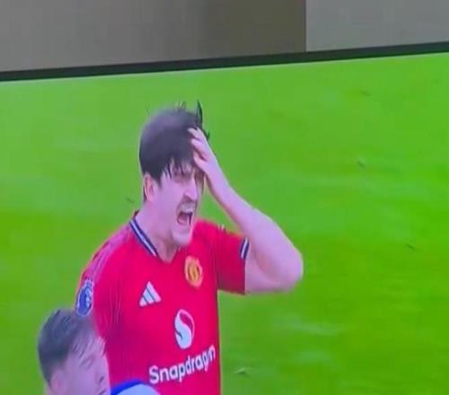 被抓包，馬奎爾和拉森對抗時假裝被踢到頭，夸張反應被調侃