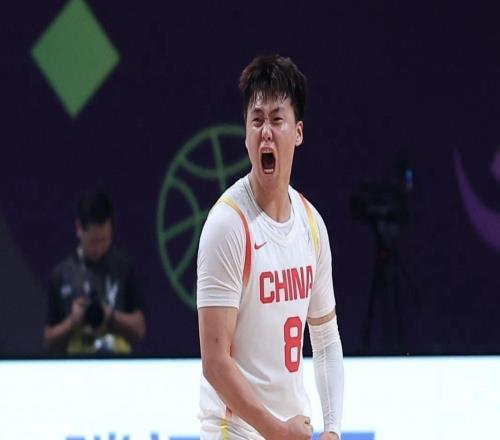 怒批趙睿破壞民族團(tuán)結(jié)后，新疆官媒明著夸胡金秋疑暗諷男籃隊(duì)長(zhǎng)