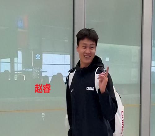 中國(guó)男籃抵達(dá)國(guó)內(nèi)！大批球迷接機(jī)，趙睿、廖三寧笑得很燦爛
