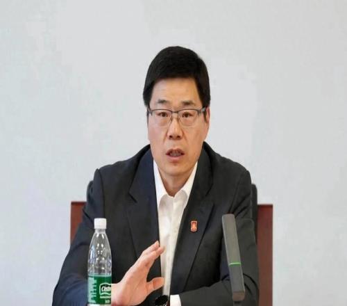 壓力太大！中國籃協(xié)主席在更衣室哭了郭士強(qiáng)擁抱安慰球員拍肩膀