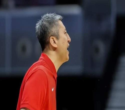 中國男籃更衣室曝光！逆轉(zhuǎn)功臣透露內(nèi)情，3人哭了，包括籃協(xié)主席