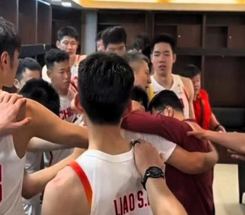 壓力山大！男籃2連勝，更衣室有1人在哭泣，郭士強前來安慰