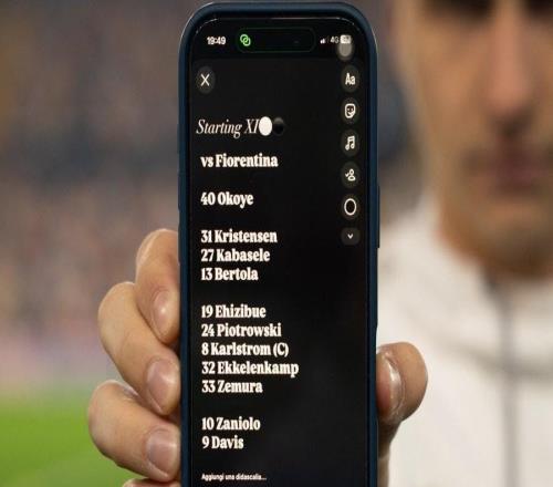 整活，烏迪內斯賽前現場拿手機公布首發名單