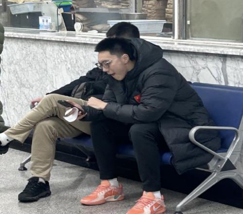 賀希寧曝光胡明軒無緣世預賽原因：膝傷復發回國第一時間去醫院