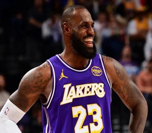 官宣！詹姆斯今夏成為完全自由球員，勇士正式加入爭(zhēng)奪戰(zhàn)！