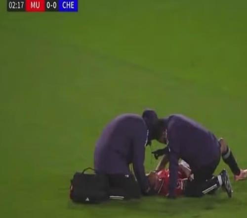 卡里克觀戰(zhàn)青訓(xùn)比賽，奧比馬丁、U21隊(duì)長阿爾喬弗里先后受傷