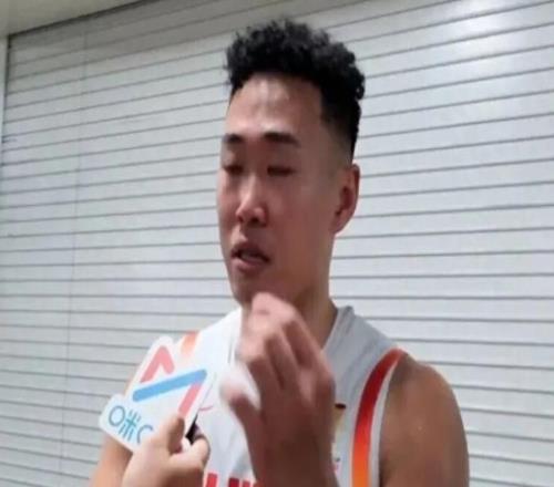 你怎能不淚流滿面！這才是中國(guó)男籃國(guó)家隊(duì)球員，該有的樣子！