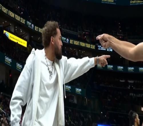 火爆！特雷楊沖進(jìn)場不滿被驅(qū)逐火箭伊森推人吃兩T也被驅(qū)逐