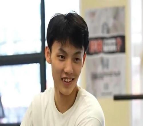 廣東3消息：球迷偶遇胡明軒看病，徐杰恢復(fù)訓(xùn)練，杜鋒出席會(huì)議