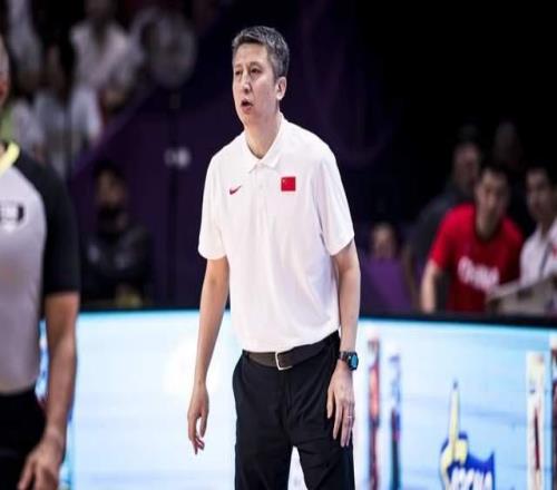 真好！郭士強(qiáng)給男籃奇兵留作業(yè)，李弘權(quán)夠暖心，濟(jì)南小伙意味深長(zhǎng)