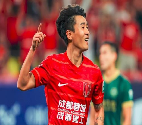 吳曦再獲金球獎！韋世豪社媒表態令人遐想連篇，疑似不滿中足聯