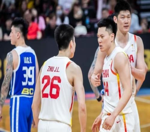 男籃凱旋回國，上海隊延長李弘權假期，趙睿賽后腿傷復發