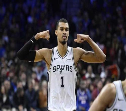 最多領(lǐng)先49分！馬刺8人上雙狂勝76人文班10+8+6帽馬克西21+8