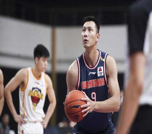 廣東隊(duì)新王牌復(fù)出！名氣不輸易建聯(lián)，杜鋒有3難題，焦泊喬有體會(huì)