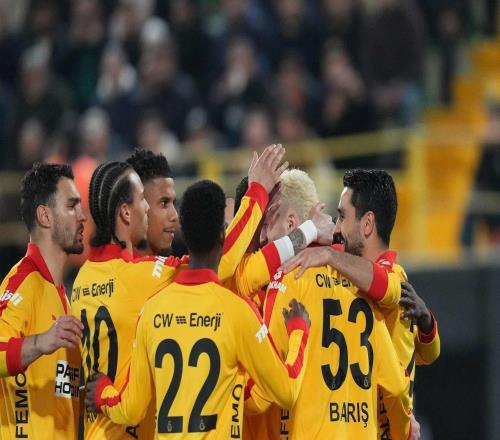 官方：加拉塔薩雷因球迷燃放煙火、投擲雜物等被罰款4萬(wàn)歐