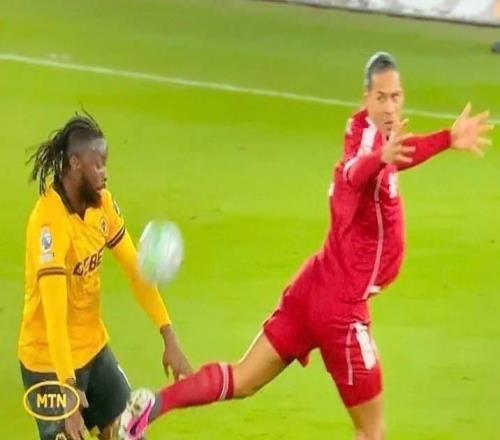 阿羅科達雷撞開范戴克送助攻，杰拉德：我不認為那是一次犯規