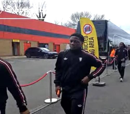 曝曼聯新帝星愿降低續(xù)約周薪要求！拉爵不置可否，其地位仍需考驗