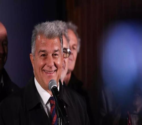 每體：會(huì)員簽名遞交后，拉波爾塔和他團(tuán)隊(duì)在其家中進(jìn)行了會(huì)議