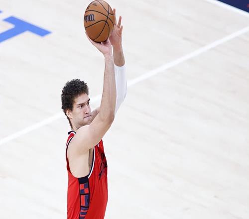 明顯無法勝任先發的位置，快船對于內線老將的要求實在是太高了