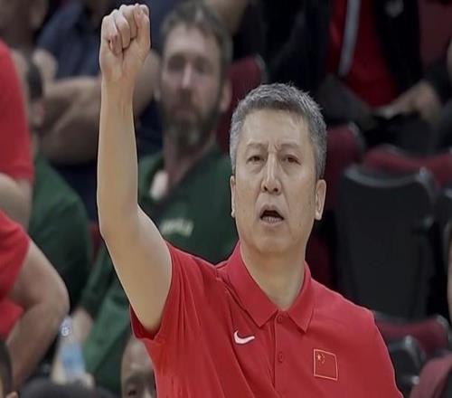 中國男籃感人一幕！郭士強(qiáng)跪在地上布置戰(zhàn)術(shù)：他給男籃帶去精氣神