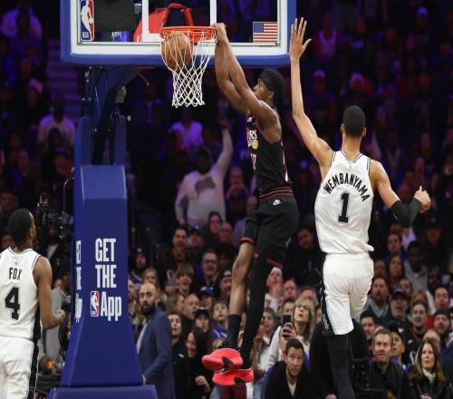 40分慘敗馬刺，76人臉都丟盡了！文班汗都沒出，探花被榜眼完爆