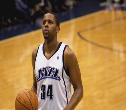 被NBA選中20年后，他重新回到籃球場