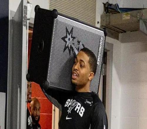 給文班剃頭的馬刺DJ，成為NBA最佳第六人