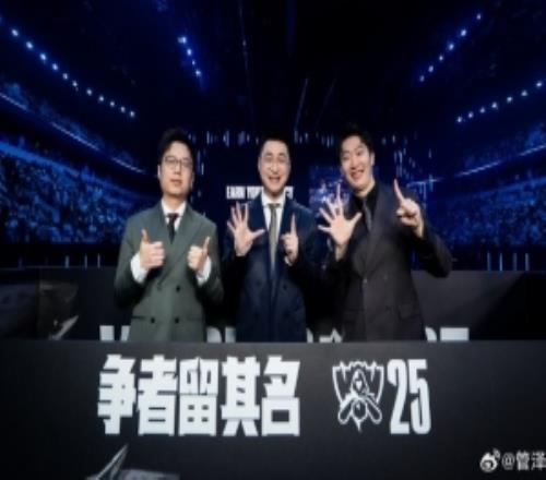 管澤元曬解說席合照：明年加油！后天開始解說杯贏一把就算成功！