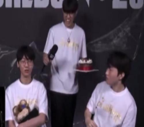 經典慶祝環節Keria給Doran臉上抹蛋糕