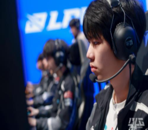 難道不是昨天網(wǎng)友曬疑似ON的游戲記錄顯示昨晚在玩海克斯大亂斗