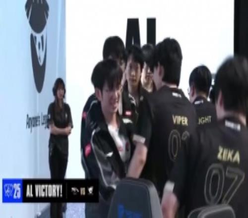 冰島人集合！賽后圣槍哥和Viper相互擁抱