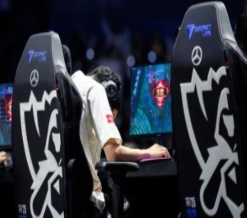 LOL官推分享水晶爆炸时Shanks捂脸的照片并配文:梦想破灭