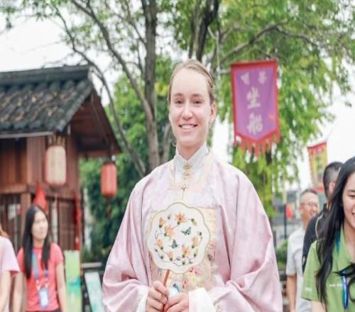 一顰一笑皆風(fēng)景，萊巴金娜身穿漢服漫步寧波走馬塘村