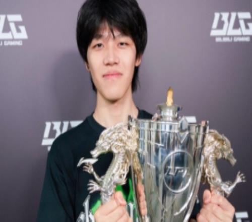 真的假的网传ON发朋友圈指责其余队友澄清没去商K:好快的切割