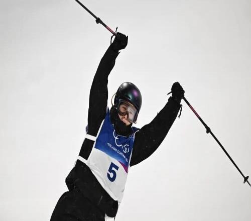 除夕夜谷愛凌大跳臺(tái)再摘一銀