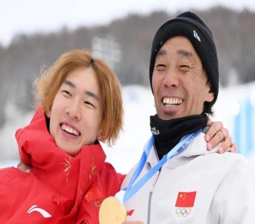 蘇翊鳴和他背后的日本教練