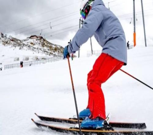 英國(guó)滑雪男的新“標(biāo)配”雪場(chǎng)隱秘陪伴服務(wù)，真相沒那么簡(jiǎn)單