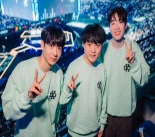 LOL官推晒DK三人组照片:看看谁来了!