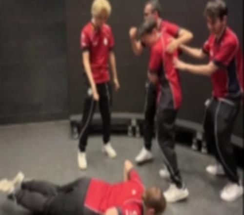 激情滿滿！G2發布隊員捧起非官方世界冠軍獎杯精彩時刻