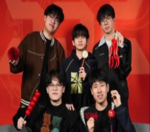 JDG分享隊(duì)員新年合照并配文：馬躍新程，同心公征