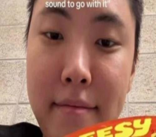 懟臉自拍！Chovy曬照片：拍一張你正在刷視頻的樣子配點音樂