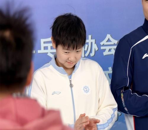 國乒亮相劍指亞洲杯！孫穎莎歡樂笑彎腰，王曼昱合影一臉嚴肅