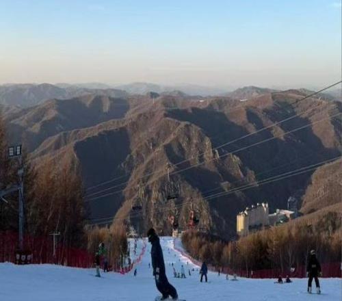 滑雪進(jìn)入“精打細(xì)算”時(shí)代：年輕人這樣實(shí)現(xiàn)雪季自由